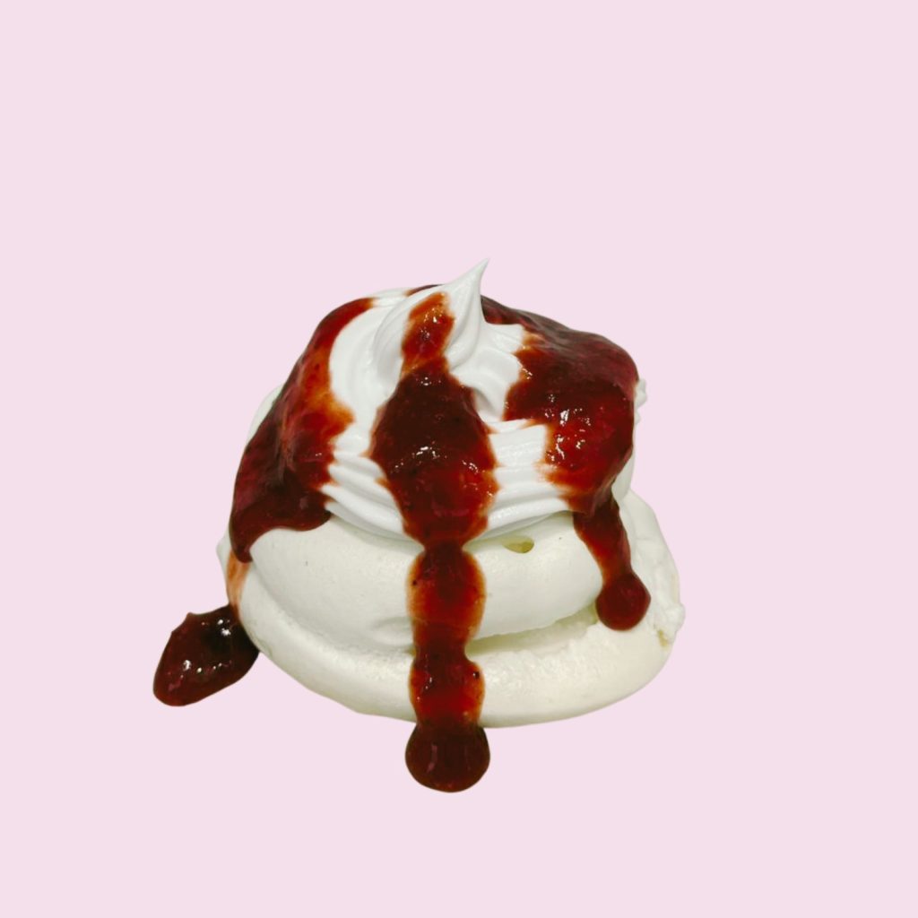 Meringue with Strawberry Coulis